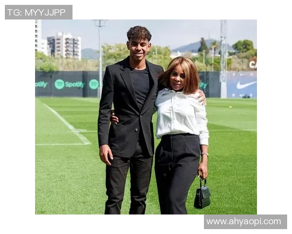 足球明星与母亲共庆辉煌时刻感人瞬间尽显亲情与荣耀