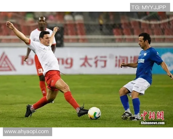 当今足坛仍在奋战的足球明星们的传奇故事与成就回顾